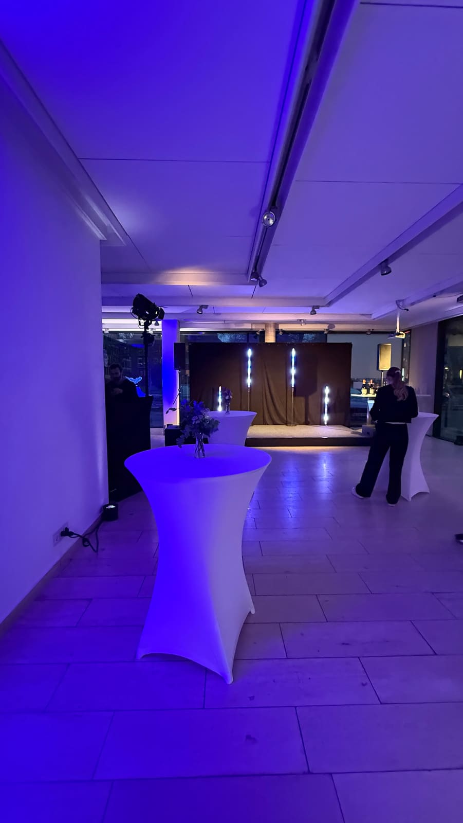 Empfangsbereich stimmungsvoll in blaues Licht getaucht