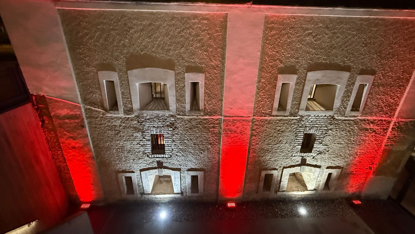 Architekturbeleuchtung einer historischen Fassade in Rot