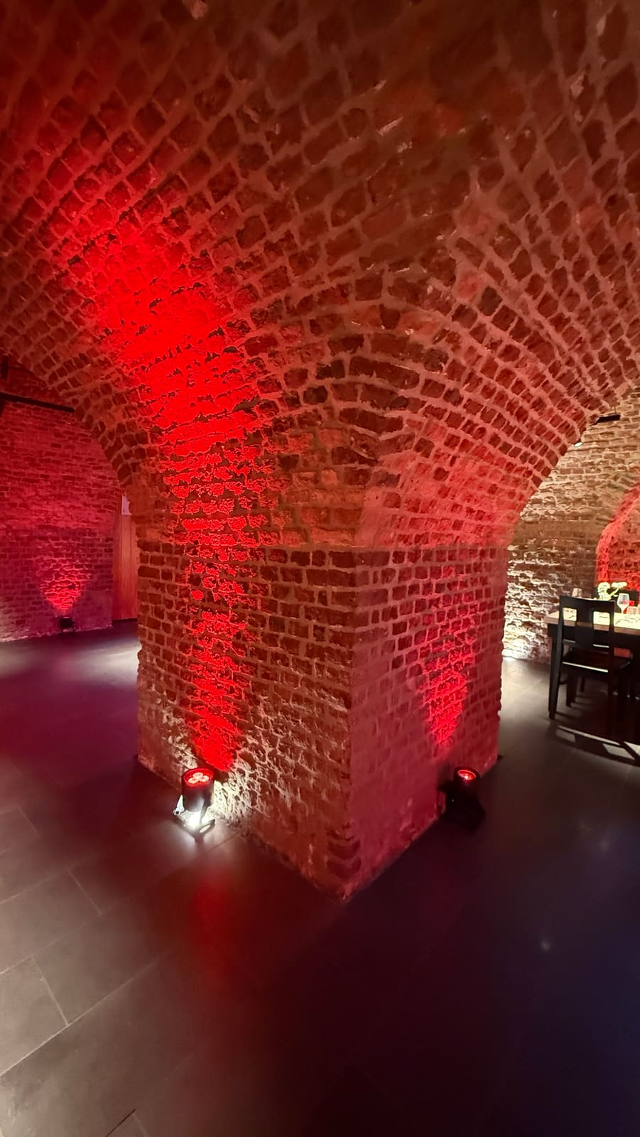 Gewölbesäule in rotes Licht getaucht