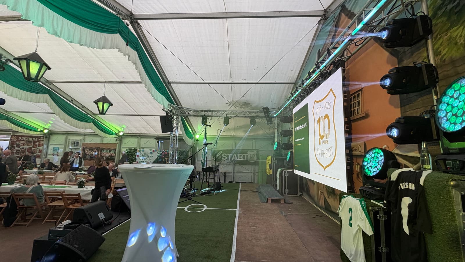 Bühne im Festzelt mit LED-Wand „100 Jahre SV Rheidt", Traversen und Moving Lights