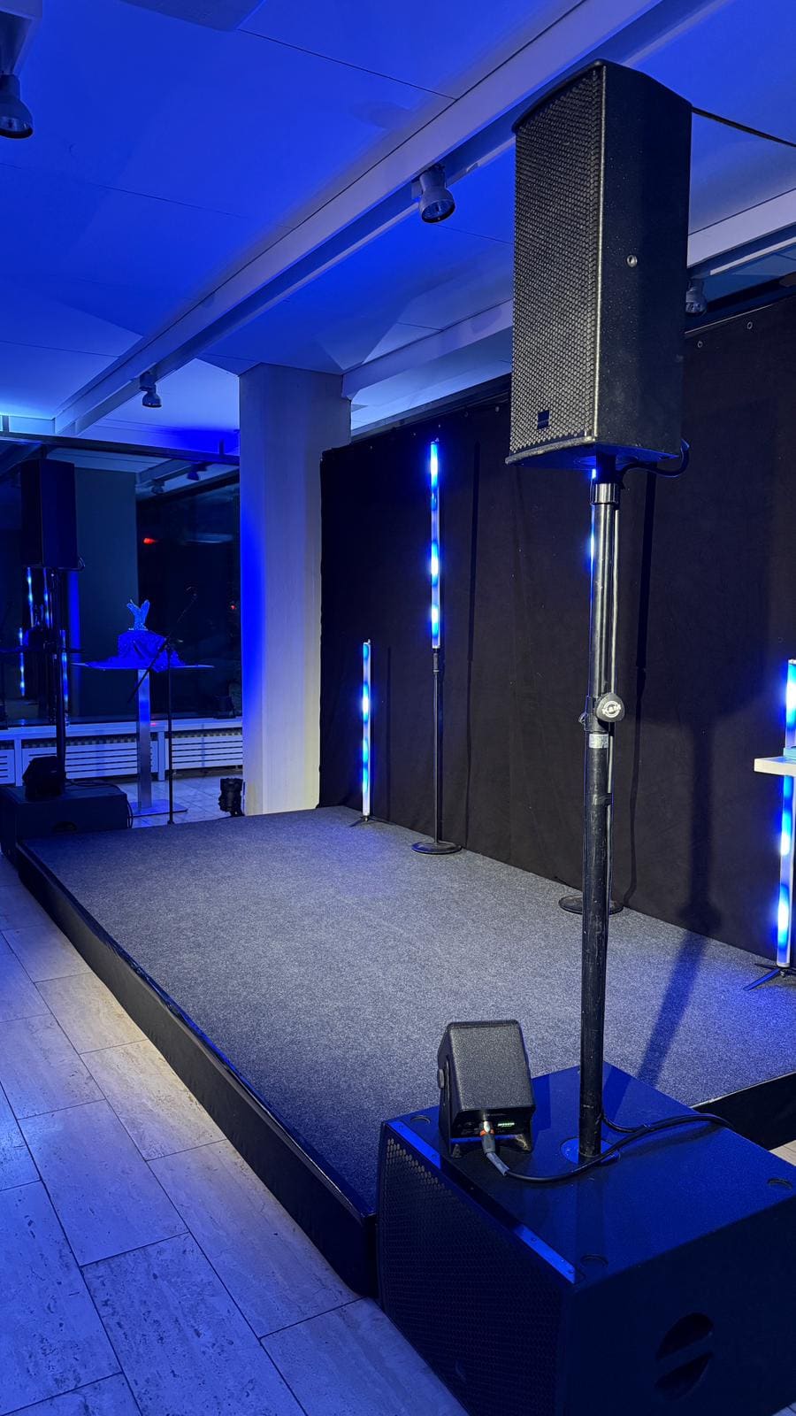 Umsetzung: Bühne mit LED-Lichtstäben, Seeburg-Topteil auf Subwoofer