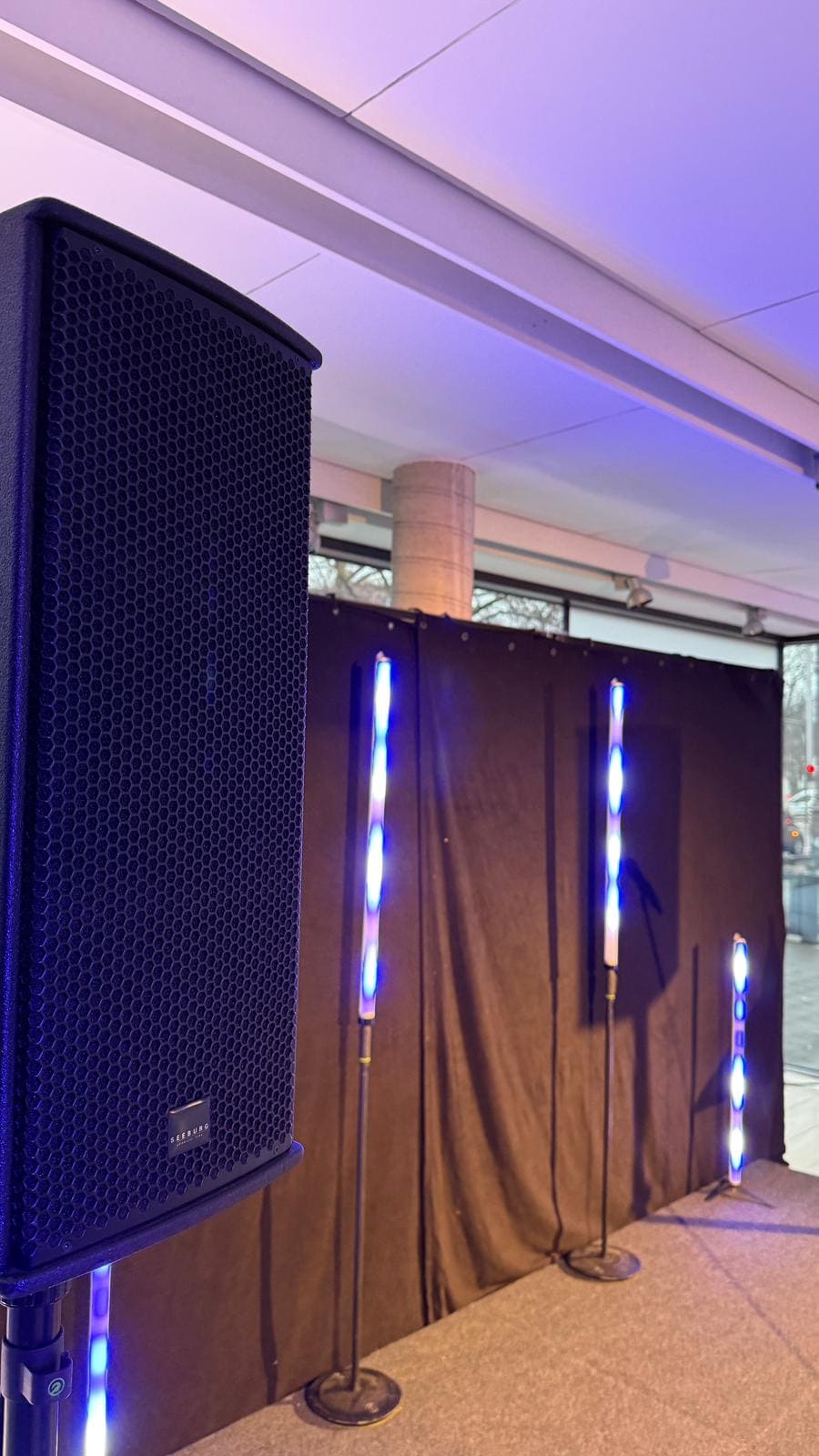 Umsetzung: Lautsprecher und LED-Stäbe im Abendlicht