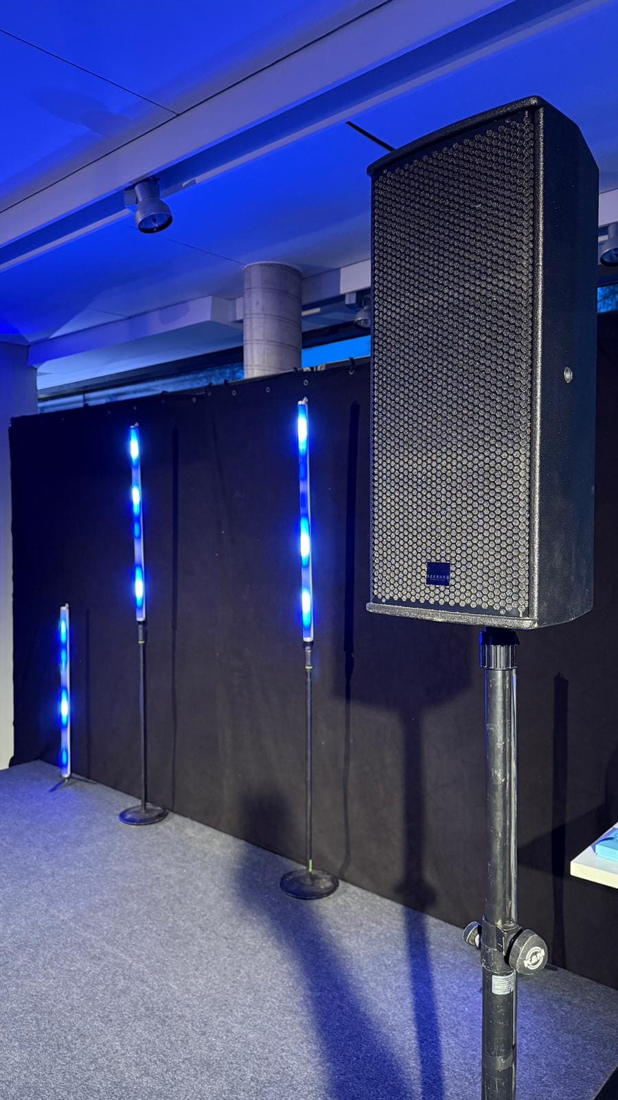 Umsetzung: Seeburg-Lautsprecher vor der Bühnenwand mit LED-Stäben