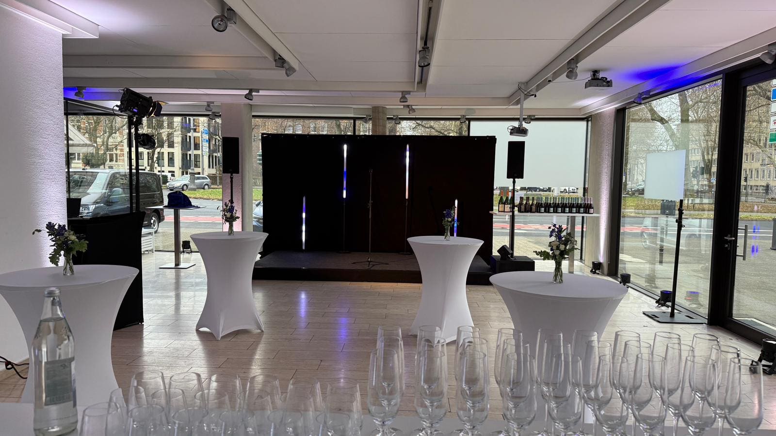 Blick von der Bar in den Raum